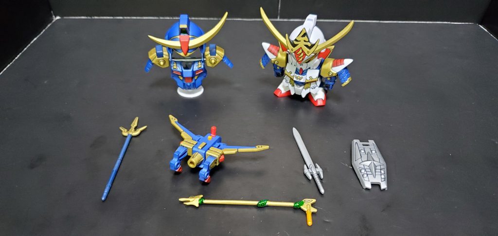 装備真駆参の鎧の他に武者頑駄無真悪参の鎧、鎧スタンドが付きます。手持ち品として銀狼剣、銀の楯、参叉の槍、目牙光銃(メガビームガン)が付属します。また、キーアイテムの昇龍の矢が付いてきます。