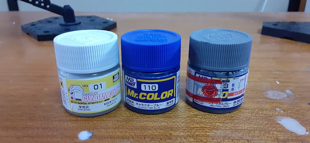 肩アーマーと腰サイドアーマーはMSホワイト、青い部分はキャラクターブルー、腹部や関節、バックパックはニュートラルグレーでこのMSホワイト隠蔽力強いですねただ薄め調整ちょっとミスりましたね、難しい