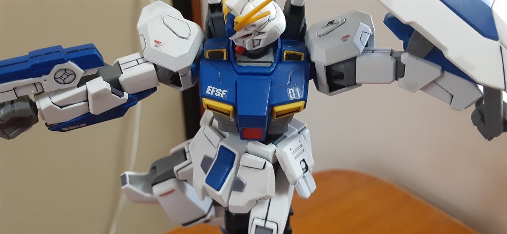 胸部は0.5ミリ貼って面出ししました肩アーマーはスラスター部周りを0.3貼って前後は0.5でディテールアップあと筋彫り