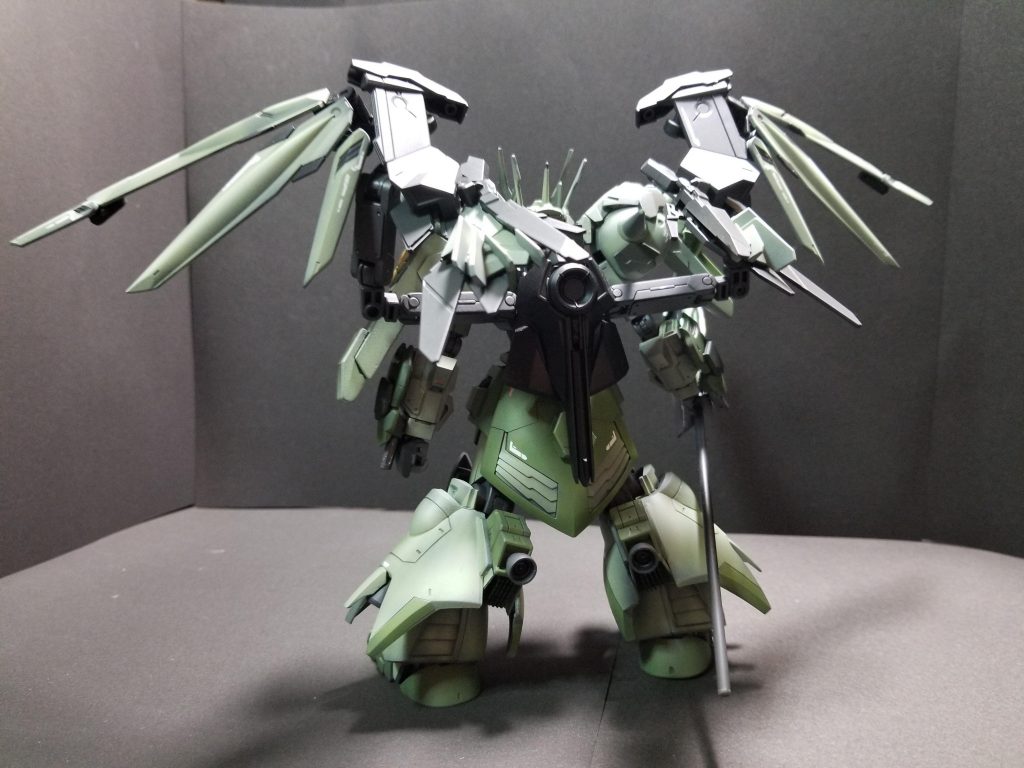 背面バックパックは主にノーネイムライフルでできています。羽みたいになっているところは、ノイエジールⅡの肩を見て、かっけぇ!と思ったので似せてみました。