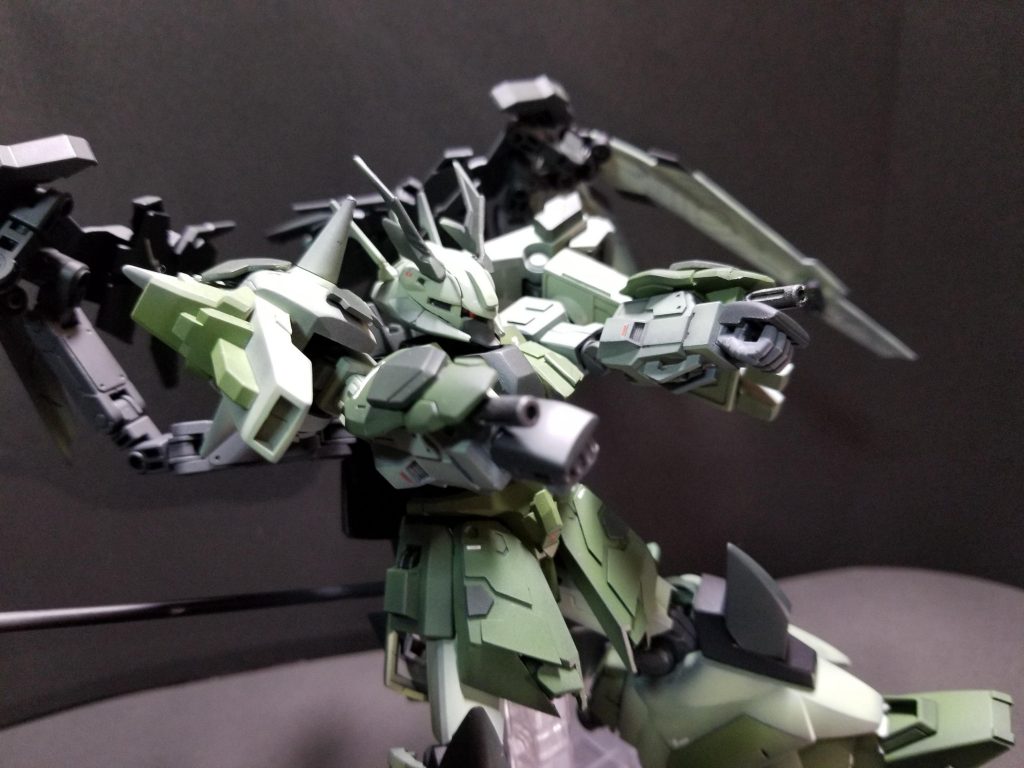 腕部バルカン砲威力は弱いが牽制には使え、多少の攻撃なら防ぐことが可能