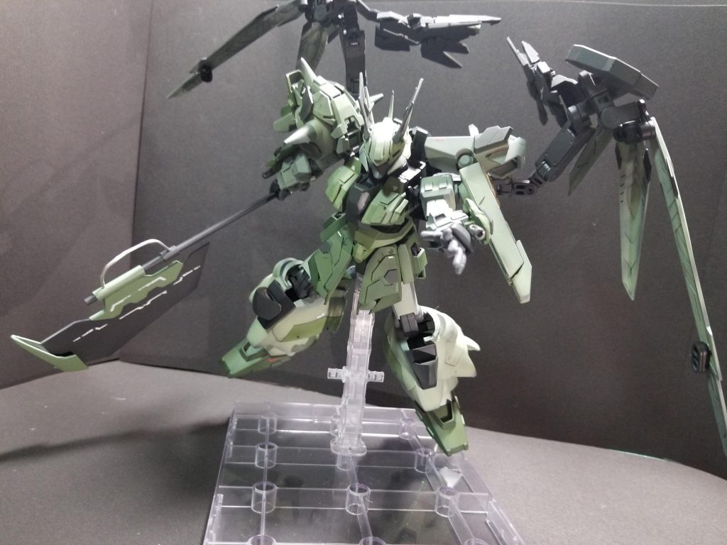 ブレイクアックスシールド内のサーベル等をオミットしているので近接武器はこれのみプラ板プラ棒とノーネイムライフルのパーツでスクラッチしました。