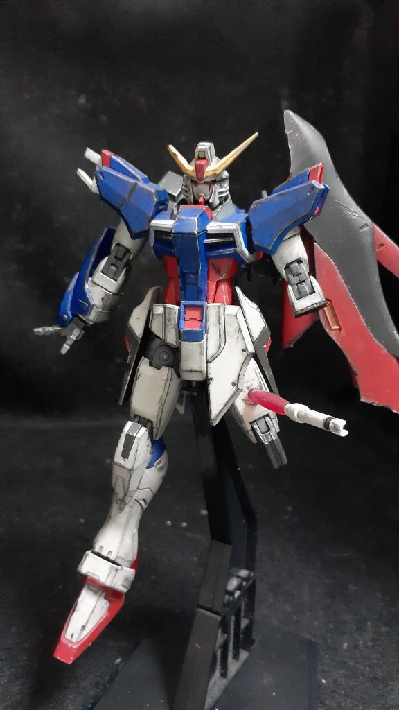 ここからは簡単にですが一機ずつご紹介まずはデスティニー素組みしたHGCEにダメージ加工を施し、リアルタッチマーカーでのウェザリング、チッピングやドライブラシ等で汚し塗装を行いました