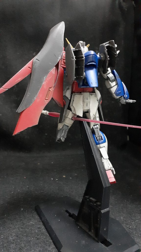 後ろあんまり見えないだろうと思ってそこまでダメージ加工は行ってませんビームサーベルは太ももに穴開けて接着しています