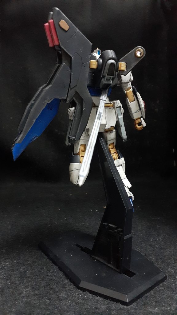 後ろアロンダイトは切断して胴体に直接貼り付けています