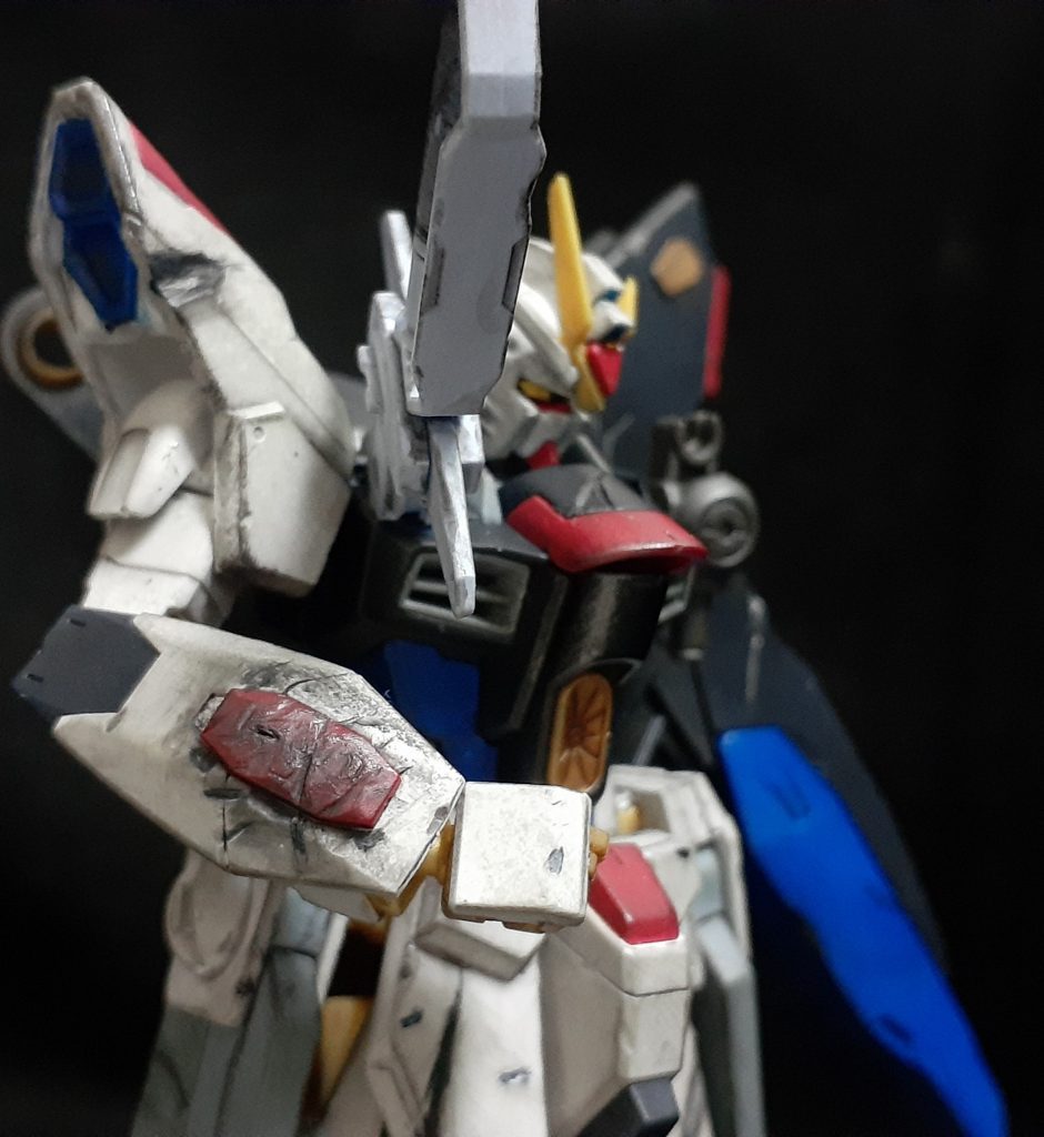 アロンダイトのせいで見えにくい腕回りビームシールド発生機は大破したイメージでボロボロにしました