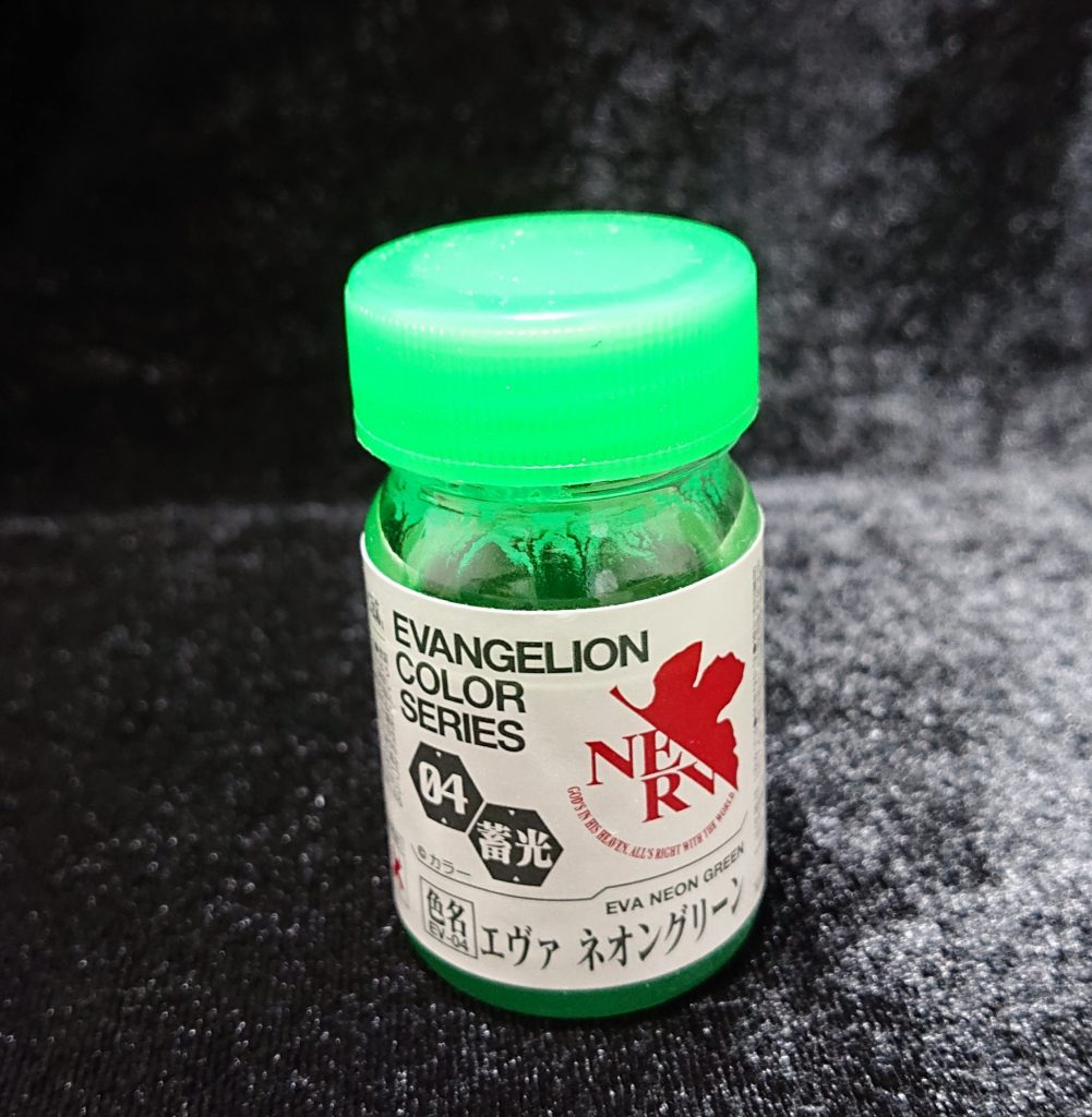 大人の力でめっちゃ高い塗料買いました。やはりサイコフレームは光らせたいのです。筆塗りには向きませんが懸命にサイコフレームの裏側から頑張りました。みんながやってる素敵な写真を目指して…………結果、暗闇でかすかにボンヤリと光りますが、悲しいことに、写真には写りません(真っ暗)。残念(猛泣)!そのうちブラックライトを買おう。