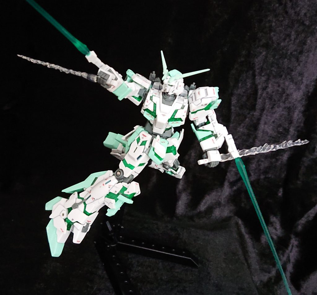 接近戦、シンプルにビームサーベルだけ。遊びがいがある。