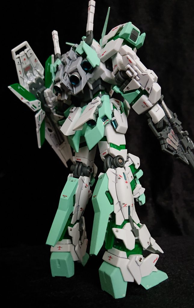 ゴツゴツした後ろ姿に惚れ惚れ。ちょこっとだけメタルパーツ入れました。