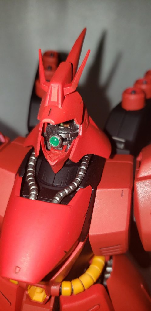 分かりずらいですが、コックピットの座席を塗装しました。