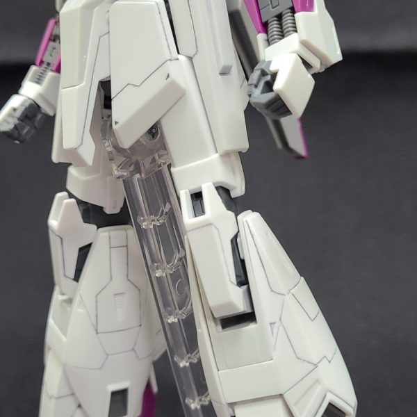 HG Zガンダム　下半身だけ、すじ彫り終わった。成型色プラ板が大事。 （1枚目）