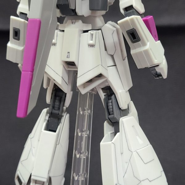 HG Zガンダム　下半身だけ、すじ彫り終わった。成型色プラ板が大事。 （2枚目）