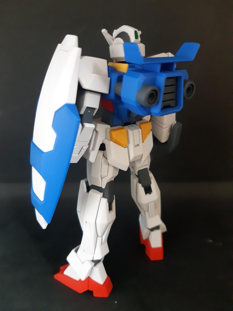 シールは無し。目以外の緑は色分け無し。腰後ろの黄色や、あちこちグレーが足りません。各色のランナーはあるので、見栄えと値段を相談したんだろうな〜とか考えながら組むのも楽しいです。