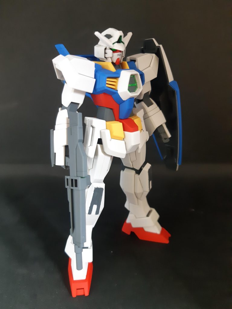 素立ちで飾る前提なら、なかなか良いのではないでしょうか。左斜めからならライフルの肉抜きも見えないですし。