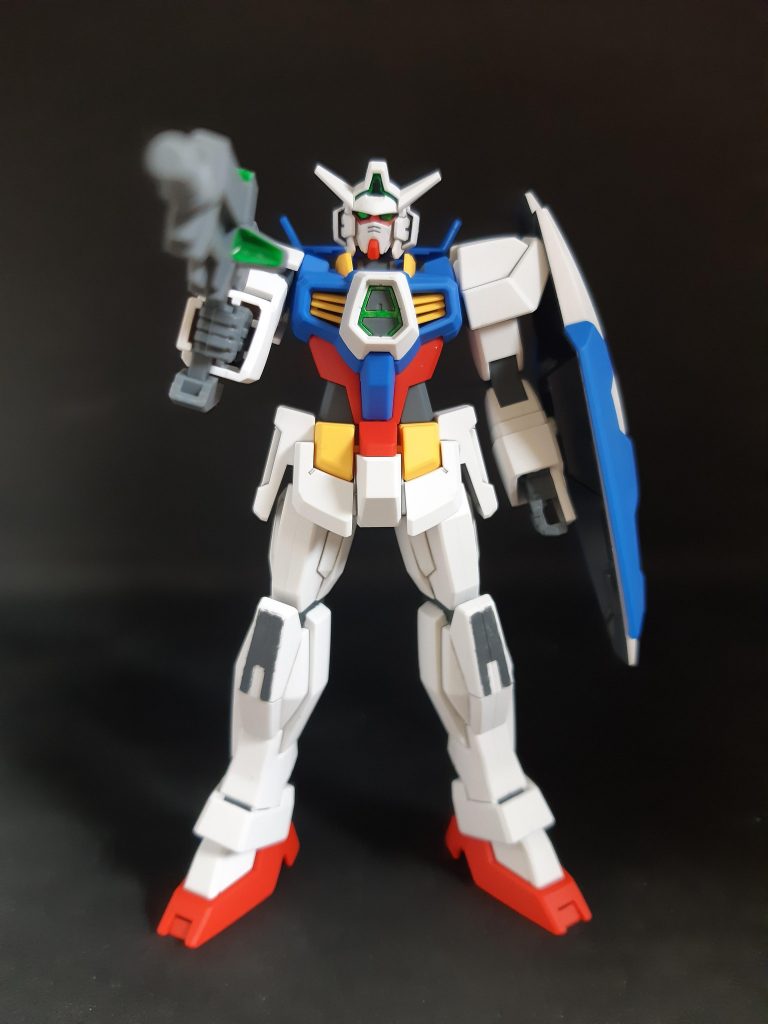 可動は肩の回転と首のボールジョイントのみ。その分HGには無いカッチリ感があります。