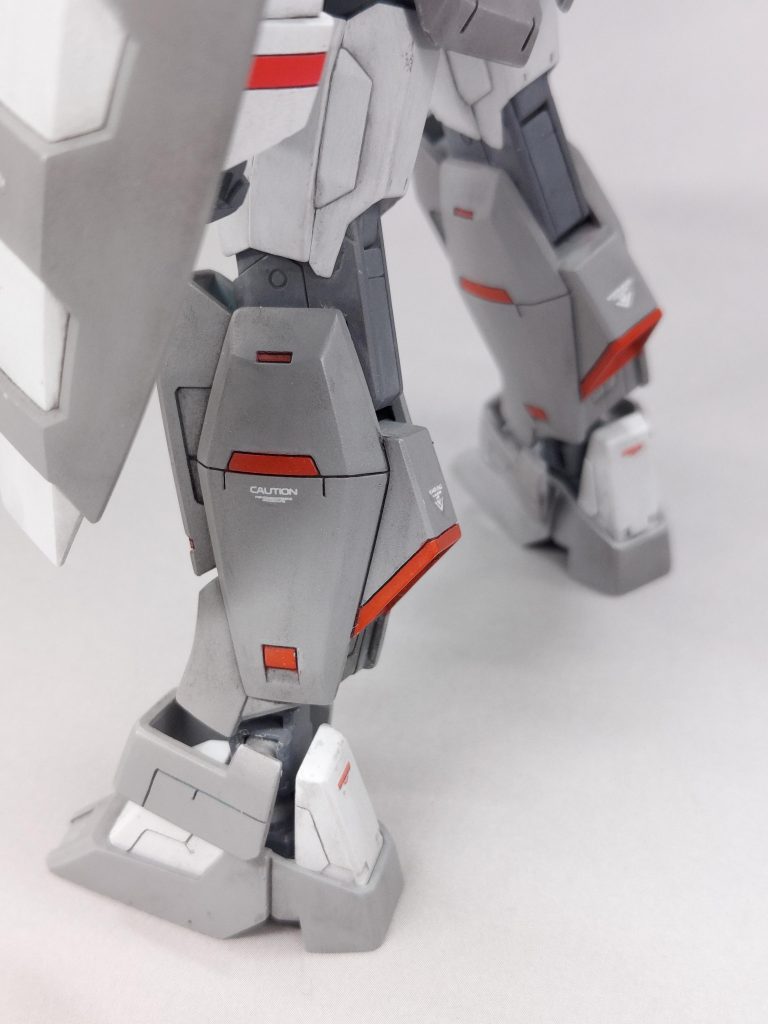 各所にスジボリ追加、脚部バーニアは合わせ目消ししてノズルを後ハメ加工しました