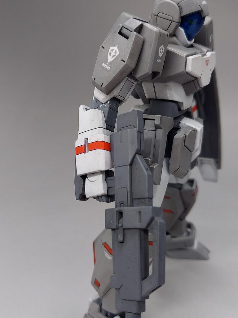 腕のラインもスジボリ、肩は分割を変えて合わせ目消ししました