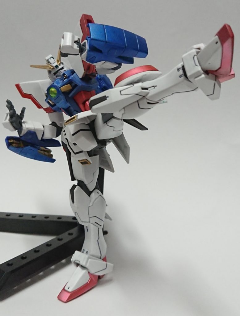 撮影ブースの床面がでこぼこ(自作なので…)のため、スタンド使用してますが可動範囲を広げた事と、背負物が小さいシンプルな形状ですので平行な場所だと片足で自立します。