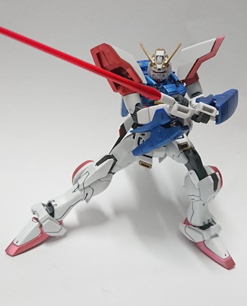 ビームソードの両手持ちも楽々です。ただ、腰アーマーの形状をデスティニーにしたら一本しか収納出来なくなってしまい二刀流が出来ない事が残念。