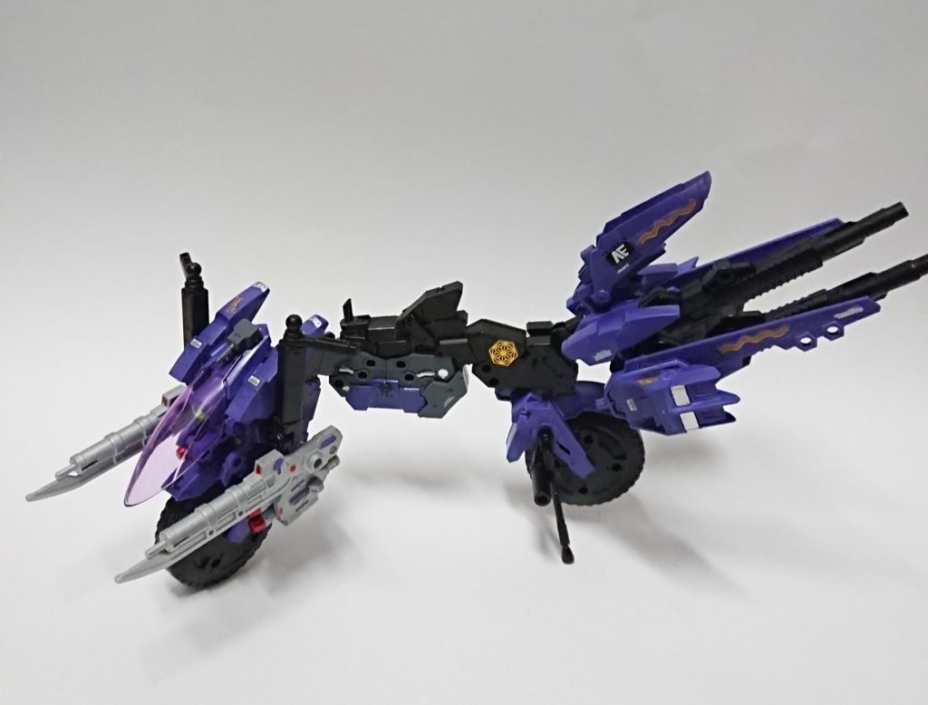 バイクはこんな感じで。そのまんま30MMのキャノンバイク×２体ですがバンダイ製品なのでどうかご容赦を。少しイジるだけでHGのガンプラも搭乗しやすいんです。一応、バトルアームズの部品を各部に着けてガンプラに馴染む(馴染んだらいいな)よう改造しました。