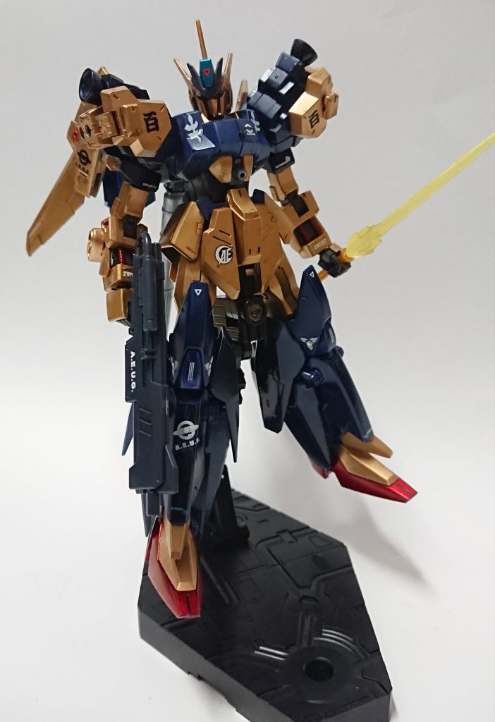 軽装形態。素の百式のスマートなカッコ良さを少しは残せたかなと。肩アーマーは30MMの部品を色々組み合わせています。 