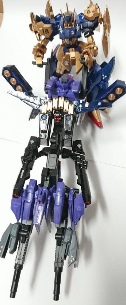 フルアーマーをバイクに装着し、メガバズーカランチャー形態へ。百式には外せない装備と思い組み込みました。ただ長過ぎてどのアングルで撮っても爆式がボヤけます。