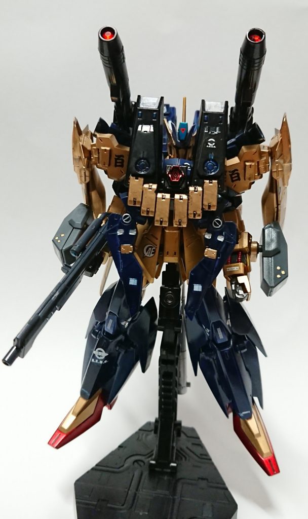 バイクの後部座席に置いたフロントアーマーを装着してフルアーマー形態。最終的に別物ですが、フルアーマー百式をイメージしています。ちなみに、この形態でもバイクは乗れますが、前が見にくいので基本は外して搭乗させています。