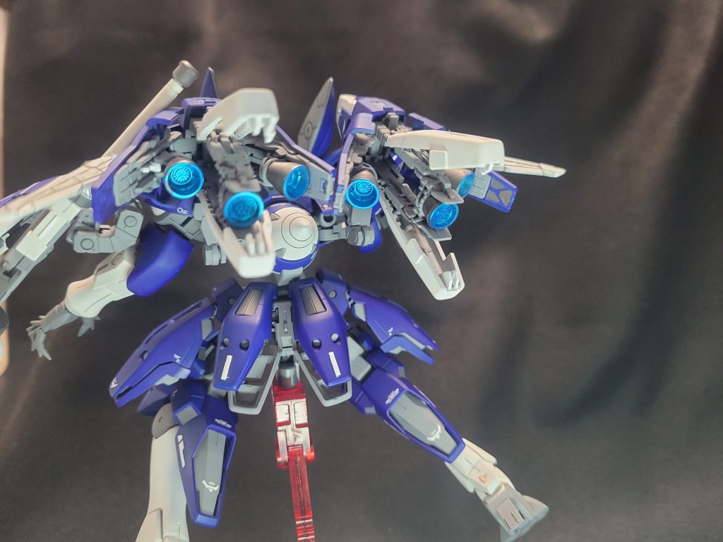 いつもは赤で塗装しているバーニア内部を今回は機体色に合わせて青で塗装。