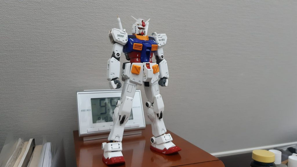 素組みではカトキのそれとは似ていないので、拙い技術で弄り倒しました。▼弄った箇所・頭部：カトキ顔にするため、マスクを丸く削り込み。顎も削り込み。ヘルメットは全体的に0.5mm削って小型化。・襟：襟を1mm沈めることで首を延長。・上腕：1mm延長。・下腕：2mm延長。手首は後ハメ加工。・胸：幅詰めした腰を繋ぐためジョイント部を新造。おまけ程度のパネル追加。・胴：2.5mmの幅詰め。格納するコアブロックも2.5mm幅詰め。・腰：フロントアーマーとサイドアーマーを2mm延長。リアアーマーは3mm延長。ジム改譲りの下がったチンコアーマーが情けないので、上向き修正。バズーカラックを後ろに2mm延長 ・腿：内部フレームを5mm延長。外装は4mm延長。・脛：内部フレームを5mm延長。外装は4mm延長。R箇所は適当に誤魔化す。・足：スリッパ感を出すため、プラ板で1.5mm前出し・その他：バーニア内部にビーズ。