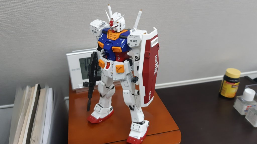 デカールは最初、MG 3.0の物を切り貼りしてました。思った以上に貼りづらい(サイズが合わない)ので、途中から市販のコーションデカールを使っています。