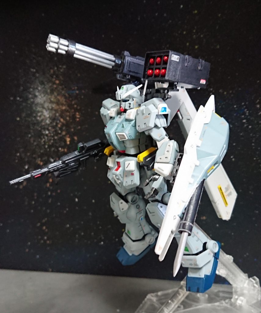 強襲用との説明はあるものの、武装がビームガンとマシンガンのみでは心許ないのでトライブースターユニットをトライウェポンユニットに改良、「男のロマン」てんこ盛りにしてみました。