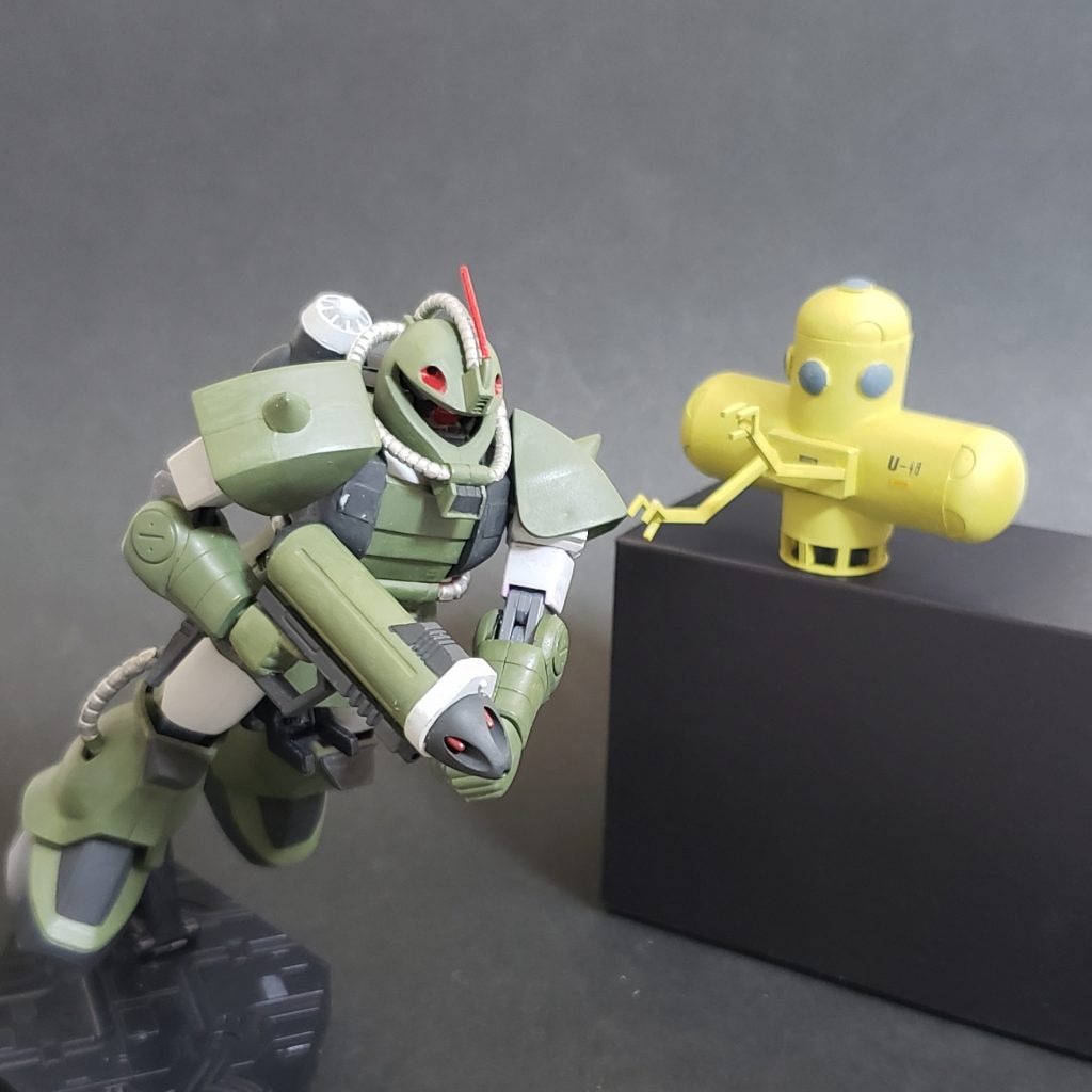 水中用ザクの箱絵っぽい感じで。この絵のために、旧キットの水中用ザクとHGのザクを組み合わせました。