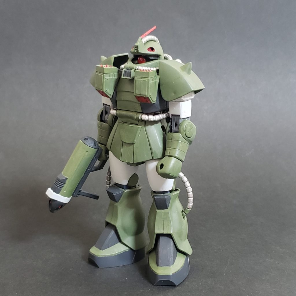 胸のミサイルポットは磁石でくっつけられるようにしてあります。