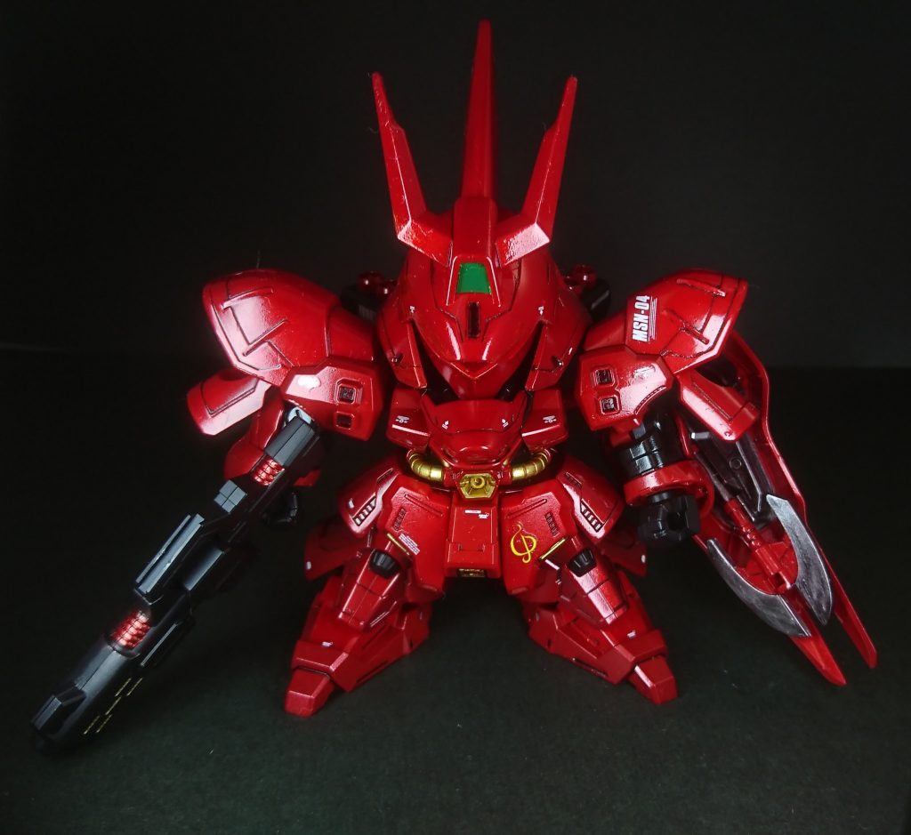 正面より。曲面が多いサザビーは光沢がとっても映えますね!