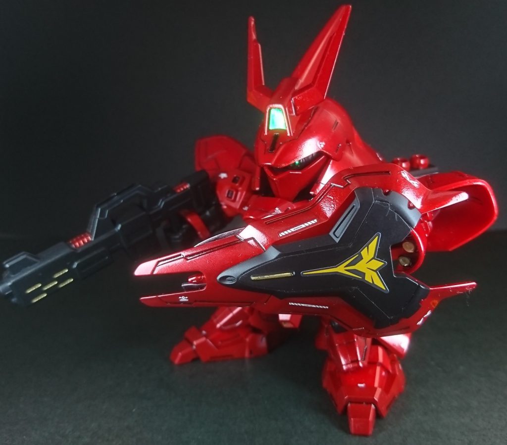 素立ちだとシールドが見えないので魅せシールドついでにモノアイはガンダムマーカーのルミナスメタグリーンで塗装したダイソーシールで簡単なボリュームアップを施してみました。