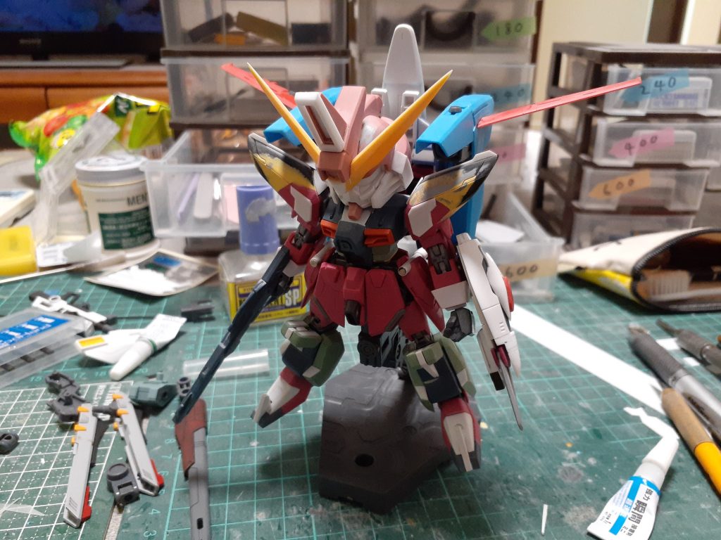 頭　SDジャスティス胴体　脚　ライフル　カオス腕　腰　スリッパ　インフィニットジャスティスバックパック　SDライトニング　A-Zガンダム　エアマスター大まかな素材はこんな感じ他だと肩にMGストライクノワールウイングにRGエールストライカーシールドはカオスをベースにインジャとストフリのパーツ使ってます