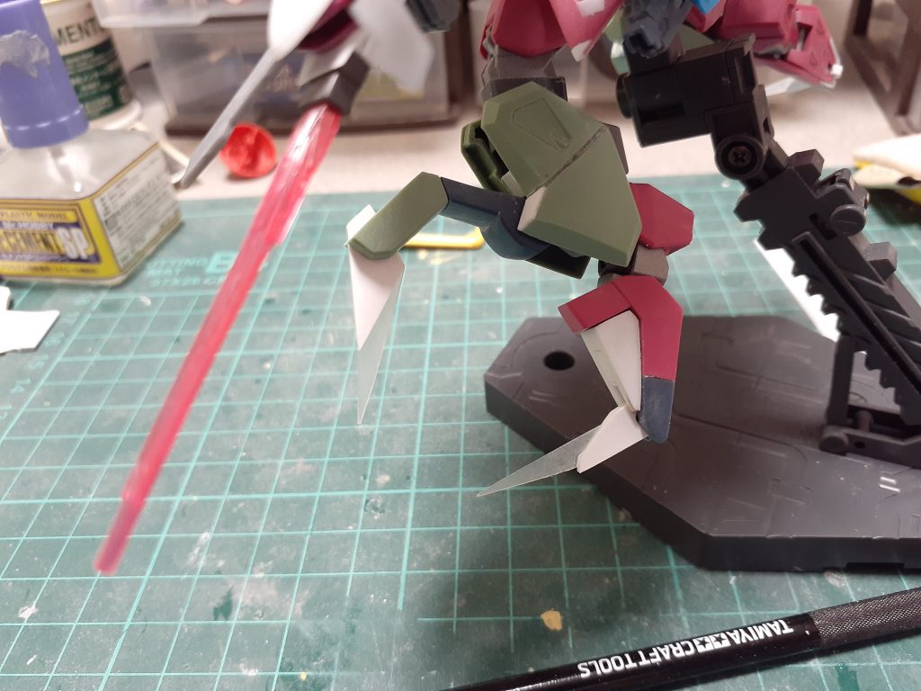 脚のクローのビーム刃はプラ板から作りました