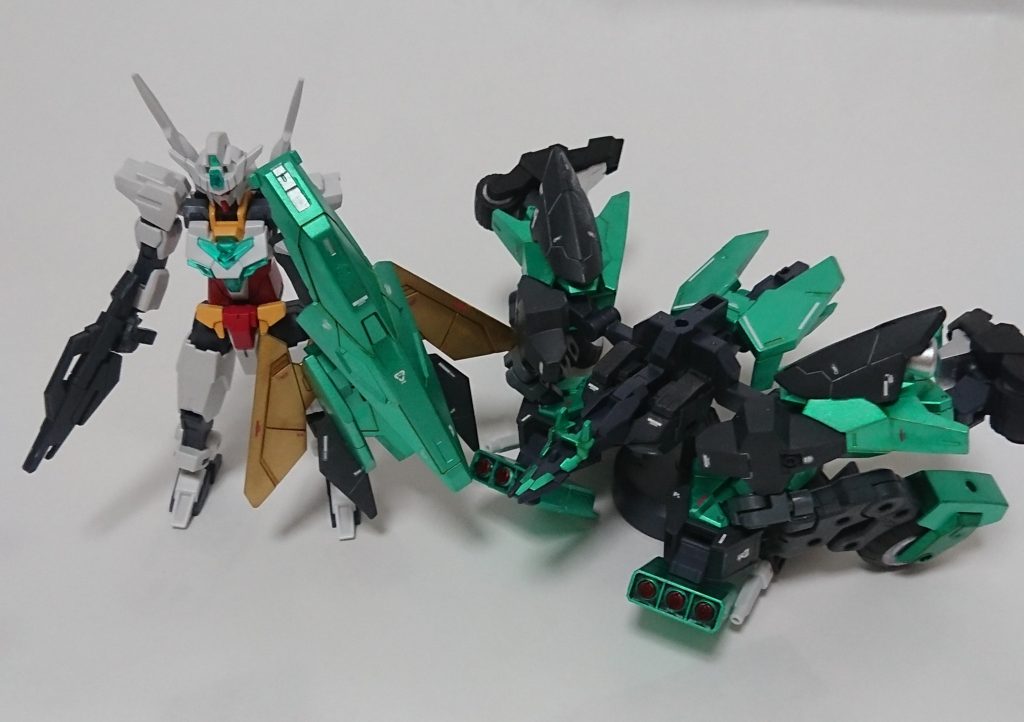 他の装甲を付け替えて遊びたかったためコアガンダムⅡはフライヤーユニットのみ手を加えていますが、ほぼ素組みです。サタニクスユニットは武器を追加したり、MA形態に変形するためのタイヤを追加していますがサポートマシンとしての形状は保てています。