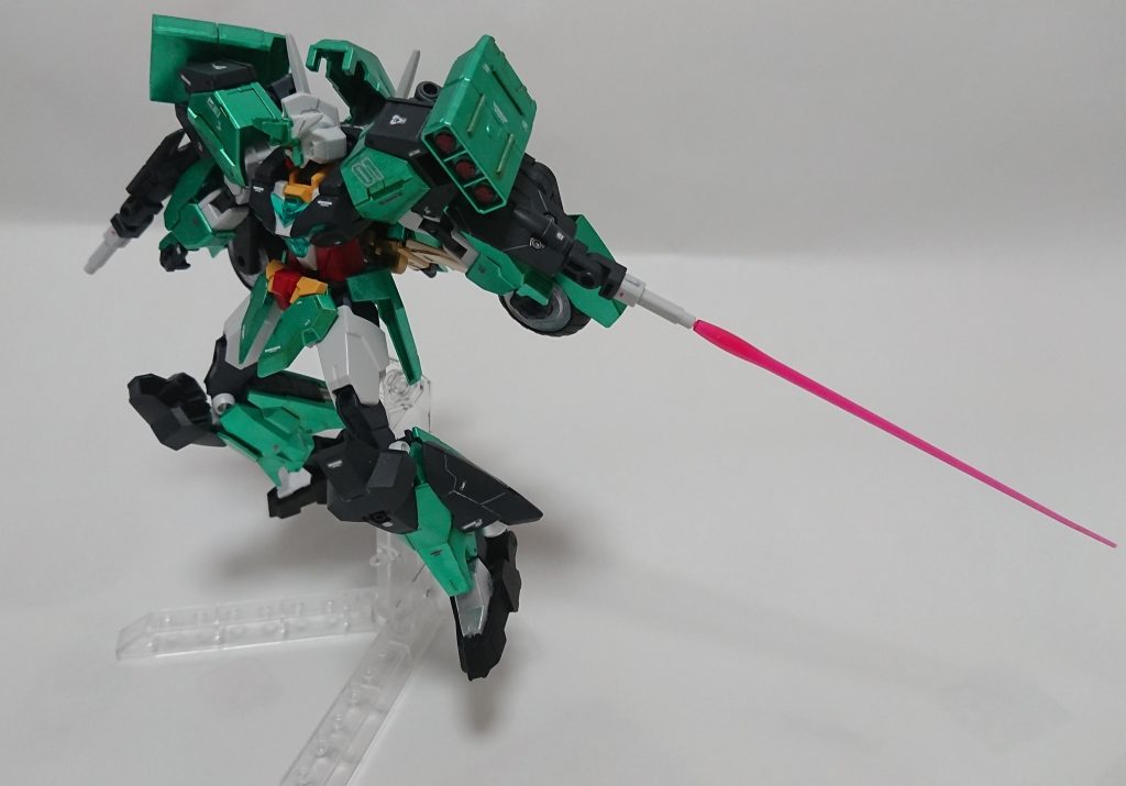 腕部に装着しているビーム・ガンは、ユーラヴェンガンダムのセンサービットを改造して作成しています。ビームとしてアクションを取れる他にHGUCガンダムなどに付属しているビームサーベル刃を取り付けることが可能です。