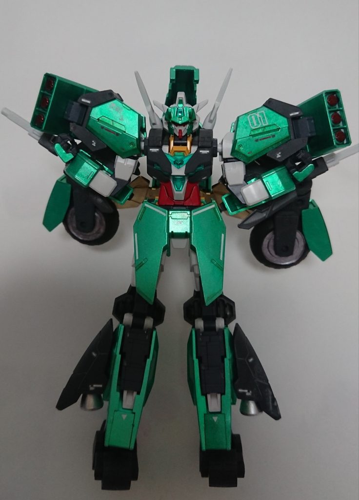 変形は簡単で、上半身を180℃回転させて両腕を横に曲げます。曲げた手はショルダーアーマーとミサイルコンテナの溝にいい感じに隠れてくれるので変形後に手が見えて違和感を覚えることがなくなります。