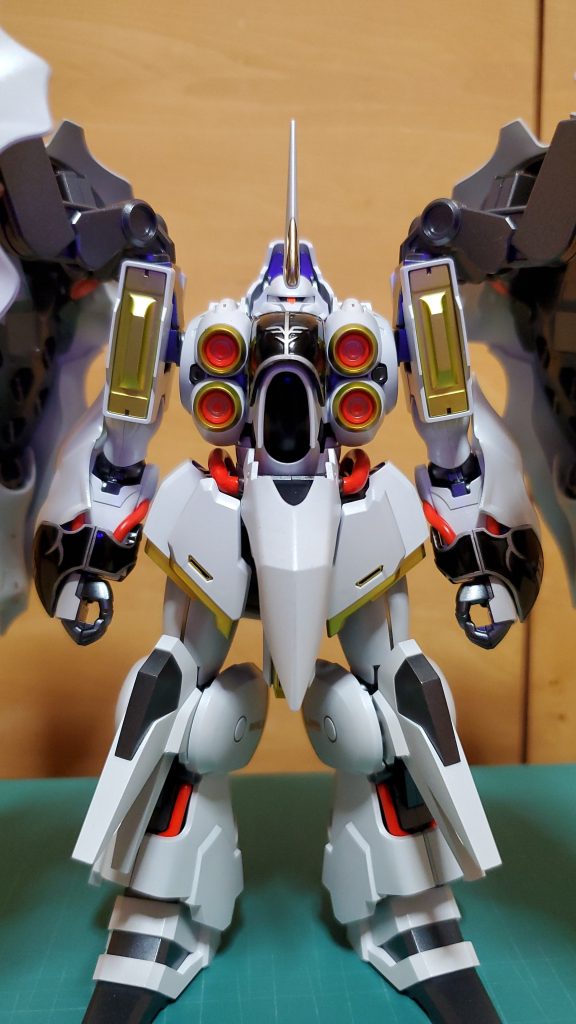 モノアイは蛍光ピンクで塗装して、ブラックライトで発光。