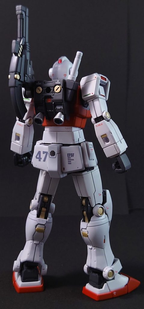 フロントショット+バックショット。コックピット部分をプラ板で蓋をし、肩にスジボリとプラ板でディティールアップしました。腰の前後部分をパテで穴埋めしてフラットにした他、膝の部分を削り、丸み出しと元からありました溝を消しています。関節部等はお気に入りのチタンゴールド(タミヤ エナメル塗料)で部分塗装。ワンポイントでメカ感が出るのが本当に好き。