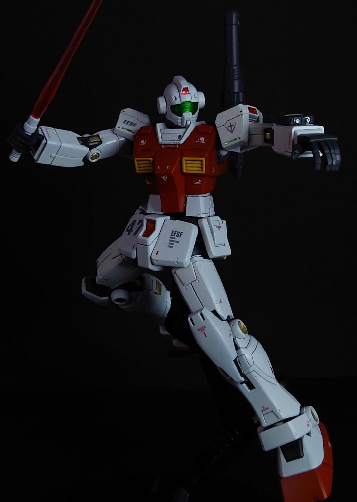 武器を構えての2枚。オリジンのキットは可動域が本当に優秀で、カッコいいポーズを付けやすいのが本当にいいですね。ビームサーベルを構えている方の写真の左腕には、ジム・ガードカスタムのナイフホルダーを加工して腕ガトリングにしています。(ネオジム磁石で付けています)