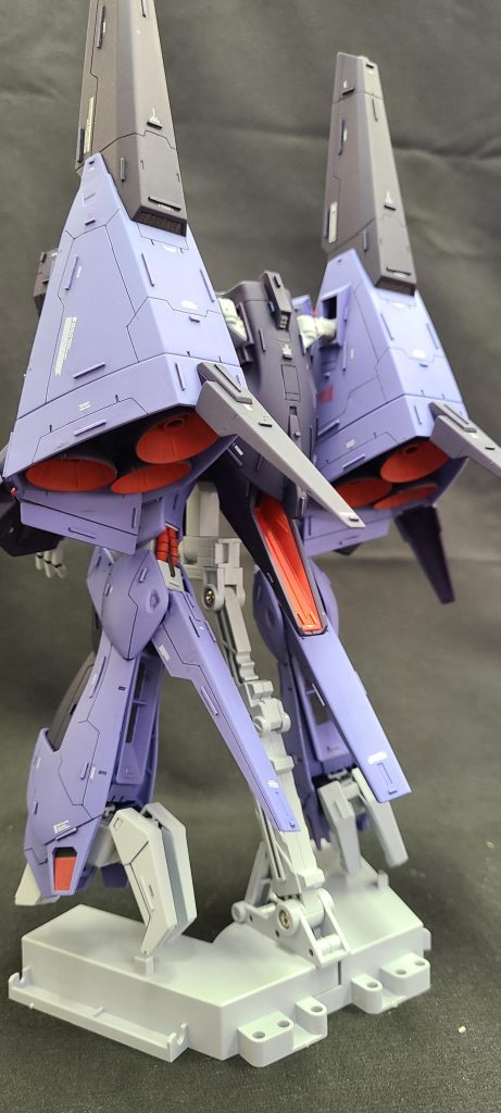 肉抜きパテ、肉抜きプラ板、ダクト穴に波プラ板、黄色シール部分には成型色プラ板のオレンジ