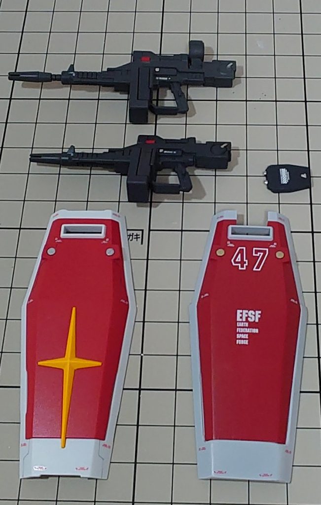 武装はビーム・スプレーガンだと味気ないので、ビームライフルを少し切り詰め、ガンダムのものよりも短くしたものを作ってみました。その他、盾も上部をカットし、コミックス版に近づけました。コミックス版では盾の下半分が盛り上がっているように見えましたので、下半分のみ盾の外周に沿ってプラ板を貼り付け、厚みを増しています。