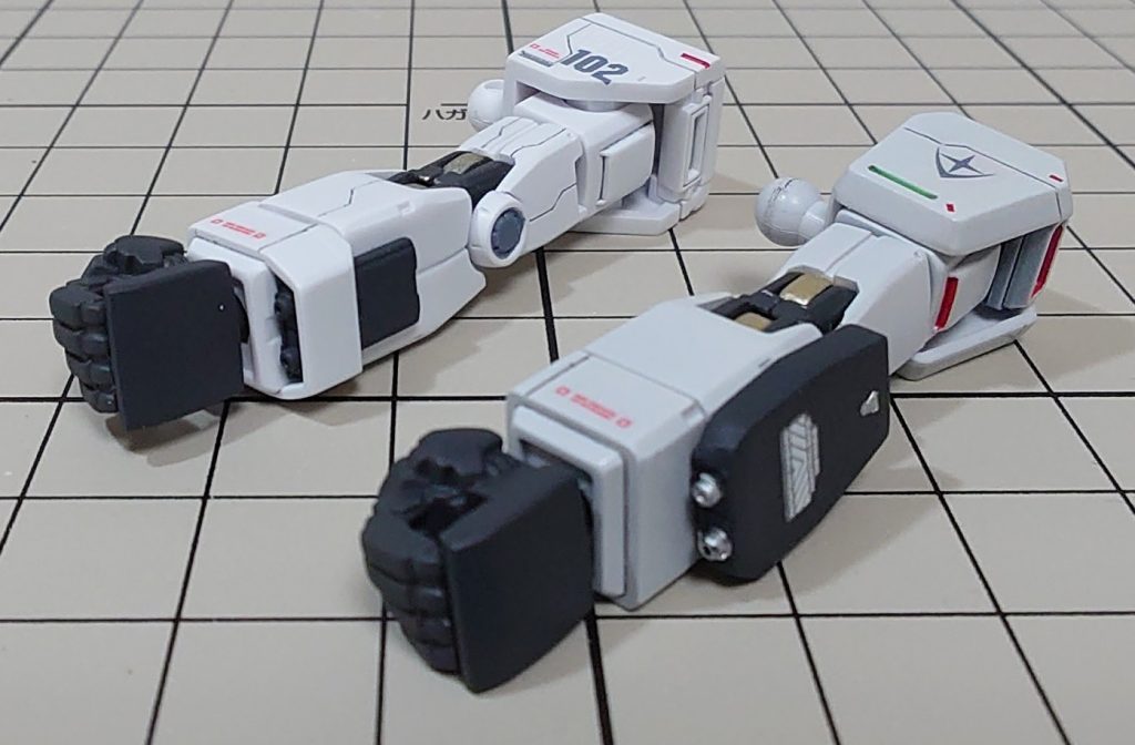 ガンダムとの腕ガトリングの比較。実はジムの方には地味に、部分塗装やラピーテープの貼り付け等、量産機なのにガンダムよりも手をかけていたりします。