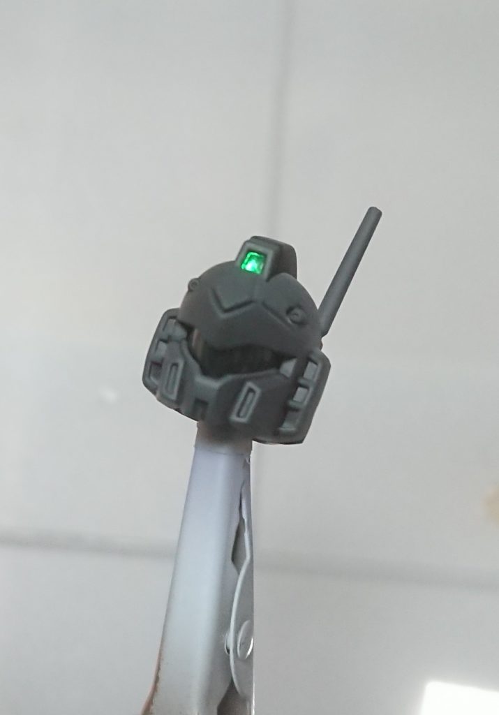 メインのカメラはクリアイエローなので、クリアブルーに少量クリアグリーンを混ぜたものを吹き付けてクリアグリーンにしていますしかし色を重ねている都合上どうしても暗く沈んだ色になってしまい、トサカのセンサーと色合いが変わってしまってるのが難点ですねですね