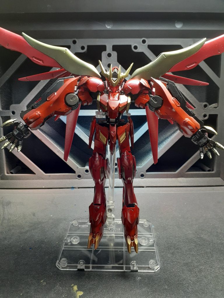 舞い降りる絶望、的な。バルバトスが顎のせいかこうして見るとエヴァっぽいですね！ 