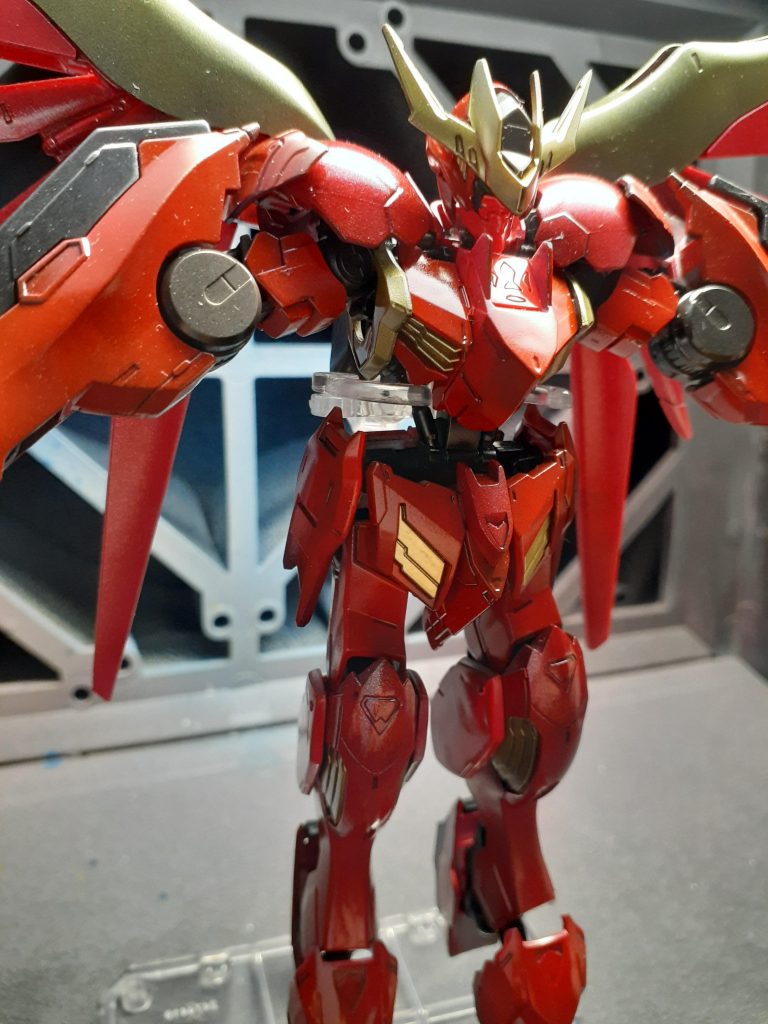 せっかく塗った目が、見えない...！