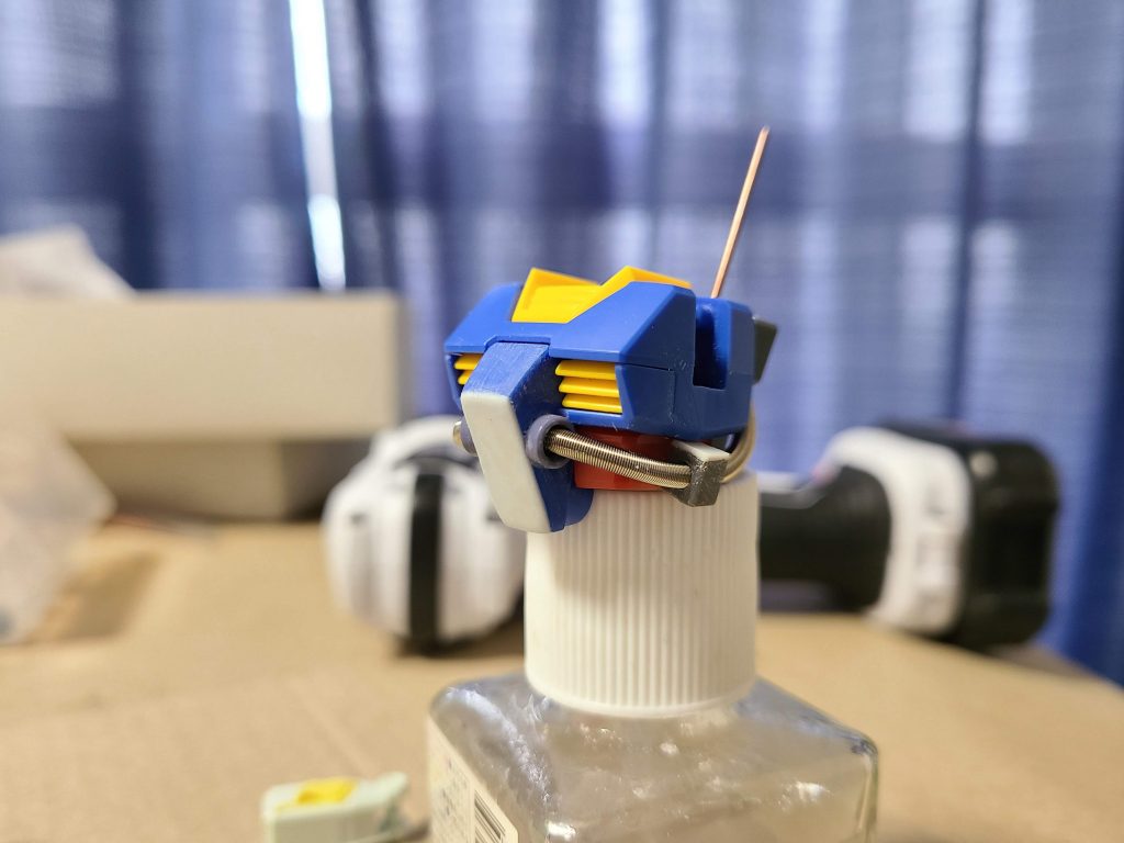 コックピット部分をプラ板で塞ぎ、スプリングを通すためのパーツをジャンクパーツで製作しました。